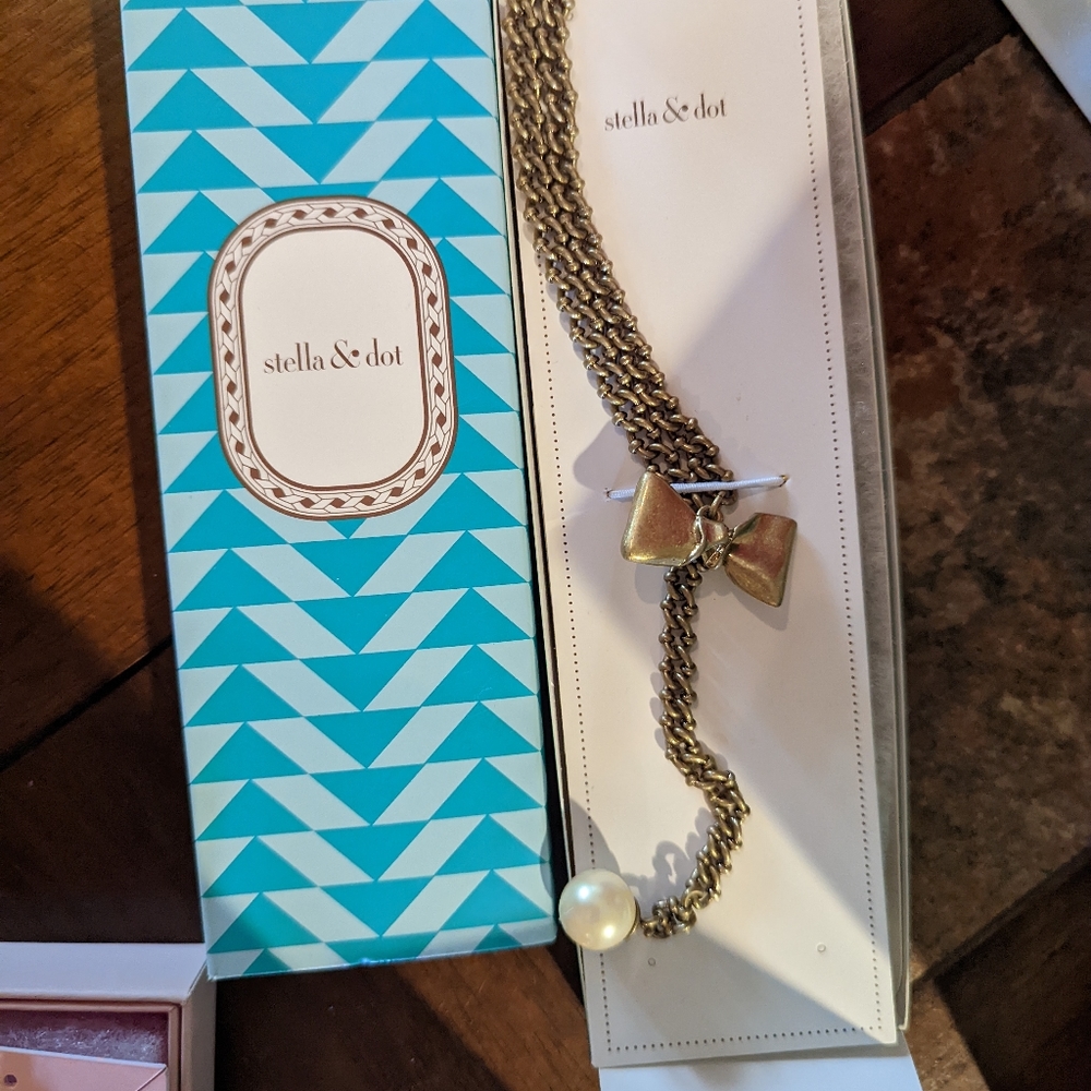 Stella and Dot Lady Bow-Lo Necklace